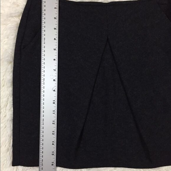 CAbi Charcoal Grey Andy’s Mini Skirt Wool Blend Side Pockets Size 4 - Picture 3 of 7